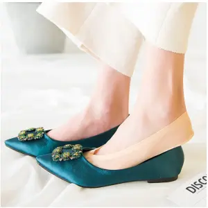 Set x2 medias ultra comfort: pies elegantes en zapatos planos verde esmeralda con adornos.