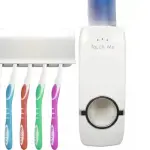 Dispensador de crema Touch Me blanco con 5 cepillos de dientes de colores: morado, azul, naranja, verde y rosa.