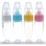 Cuchara biberón para papillas de bebé en colores blanco, azul, amarillo y rosa.