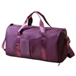 Bolso de viaje o gym impermeable morado con dos asas y correa ajustable.