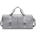 Bolso de viaje o gym impermeable gris con asas y correa cruzada, diseño moderno.