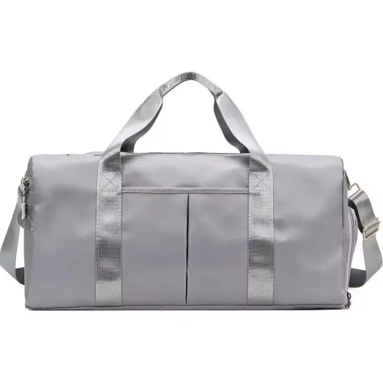 Bolso de viaje o gym impermeable gris con asas y correa cruzada, diseño moderno.