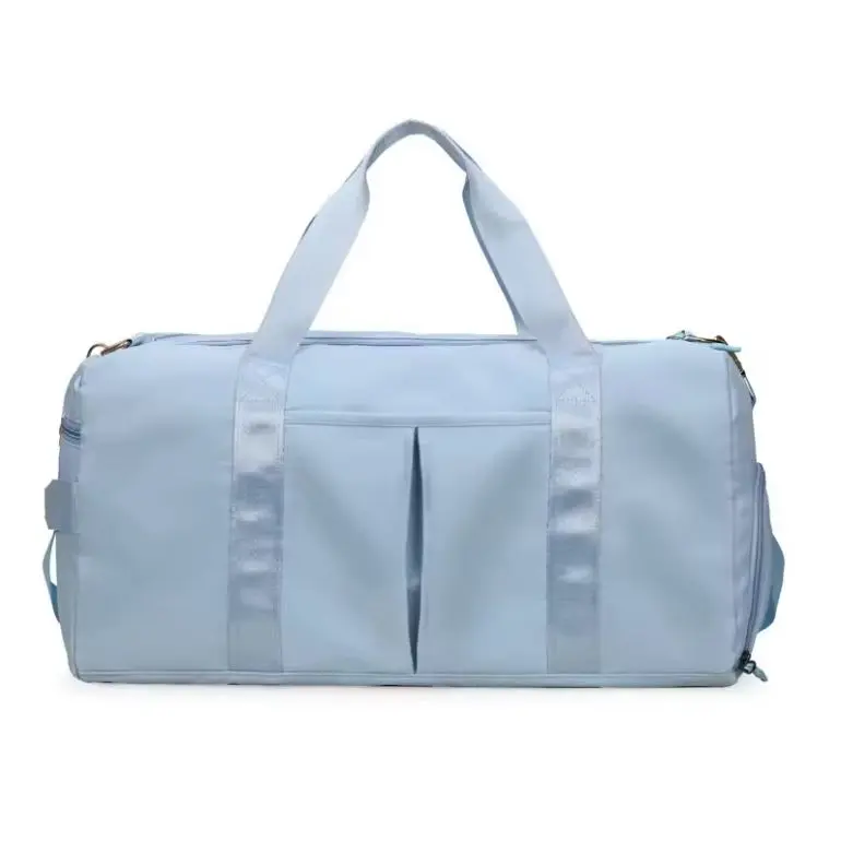 Bolso de viaje o gym impermeable color azul claro, con asas y bolsillos frontales.