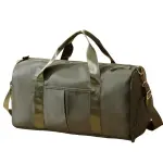 Bolso de viaje o gym impermeable de color verde con manijas y correa ajustable.