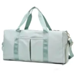 Bolso de viaje o gym impermeable color menta con asas y correa ajustable, con bolsillos frontales.