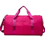 Bolso de viaje o gym impermeable color fucsia con asas y correa ajustable.