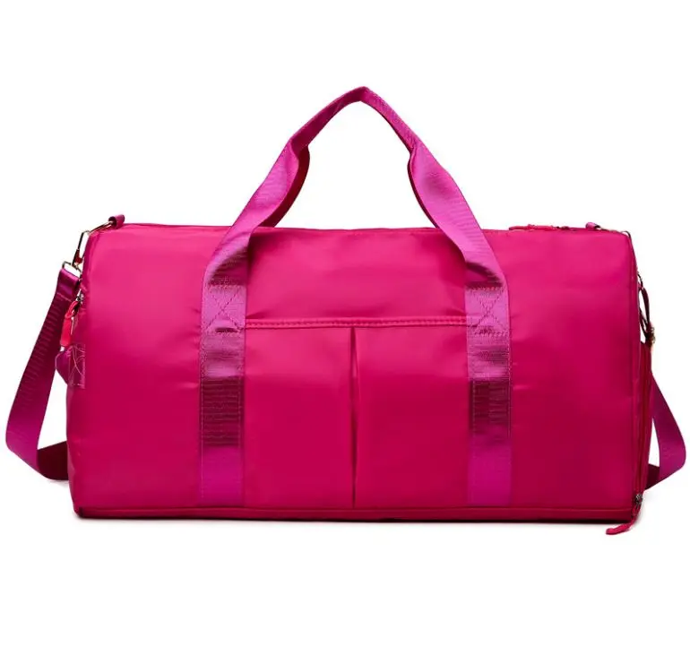 Bolso de viaje o gym impermeable color fucsia con asas y correa ajustable.