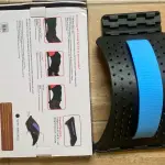 Masajeador de espalda y lumbar con diseño ergonómico para alivio del dolor y estiramientos.