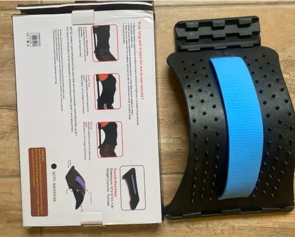 Masajeador de espalda y lumbar con diseño ergonómico para alivio del dolor y estiramientos.