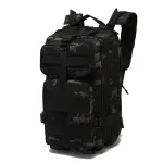 Bolso táctico deportivo camuflado con múltiples compartimentos y correas molle, ideal para actividades al aire libre.
