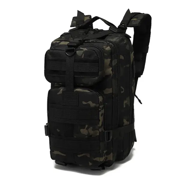 Bolso táctico deportivo camuflado con múltiples compartimentos y correas molle, ideal para actividades al aire libre.