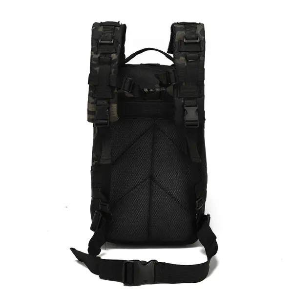 Bolso táctico deportivo con correas ajustables y diseño camuflado, ideal para actividades al aire libre.
