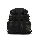 Bolso táctico deportivo camuflado con múltiples compartimentos y correas, ideal para actividades al aire libre.