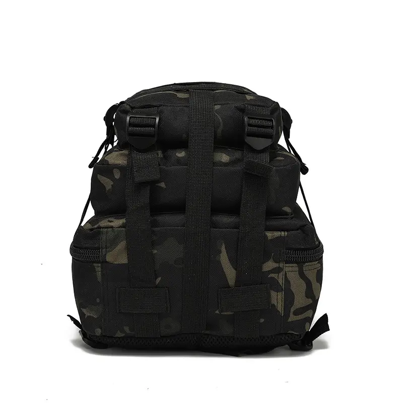Bolso táctico deportivo camuflado con múltiples compartimentos y correas, ideal para actividades al aire libre.