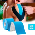 Cinta kinesiologica azul aplicada en hombro de deportista, para alivio muscular.
