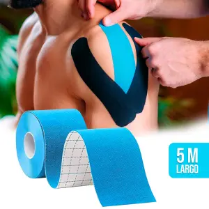 Cinta kinesiologica azul aplicada en hombro de deportista, para alivio muscular.