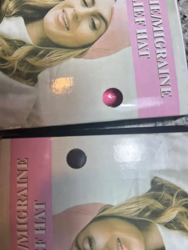 Gorro para migraña relajante en color rosa con de mujer sonriendo