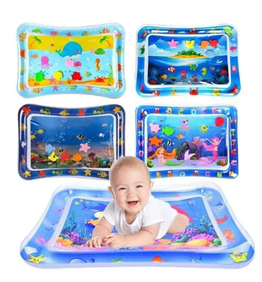 Tapete inflable de agua para bebés con diseño marino y animales juguetones.