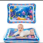 Tapete inflable de agua para bebés con animales marinos y delfín, un bebé jugando en él.