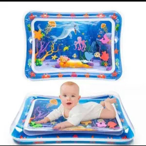 Tapete inflable de agua para bebés con animales marinos y delfín, un bebé jugando en él.
