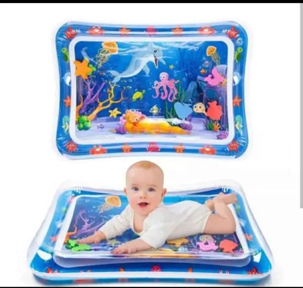Tapete inflable de agua para bebés con animales marinos y delfín, un bebé jugando en él.
