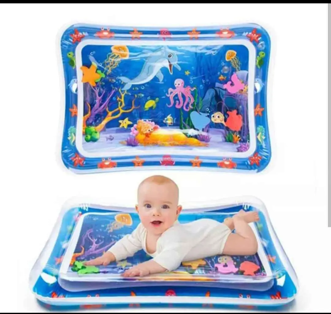Tapete inflable de agua para bebés con animales marinos y delfín, un bebé jugando en él.