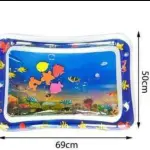 Tapete inflable de agua para bebés con diseño de peces y medidas 69x50cm.