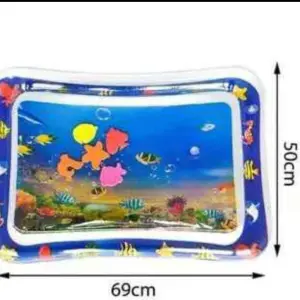 Tapete inflable de agua para bebés con diseño de peces y medidas 69x50cm.