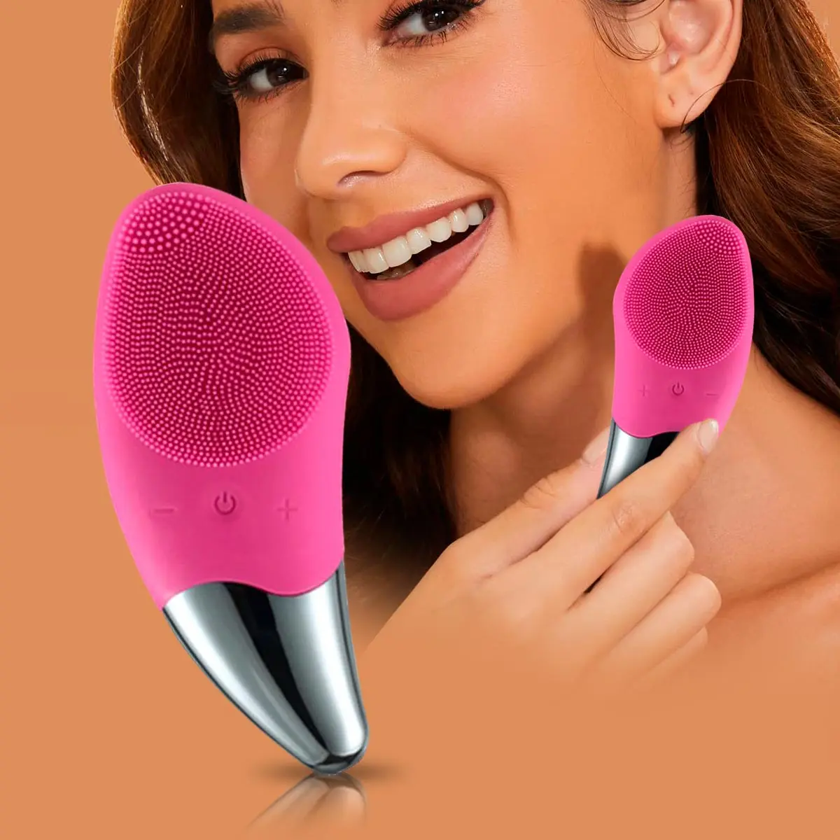 Masajeador facial limpiador rosa con cerdas de silicona y mango metálico sostenido por una mujer.