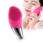 Masajeador facial limpiador rosa con cerdas de silicona en uso por mujer.