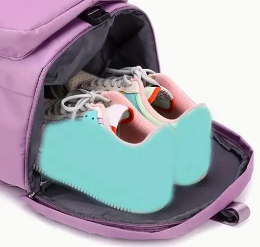 Morral Nry morado con compartimento para zapatos deportivos color menta.