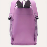 Bolso morral NRY morado con correas de ajuste y malla gris, visto desde atrás.