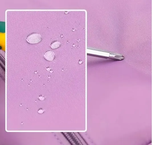 Morral Nry morado con gotas de agua y destornillador plateado.