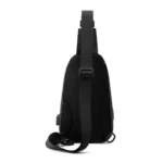 Bolso pechero negro con cargador USB lateral y correa ajustable.