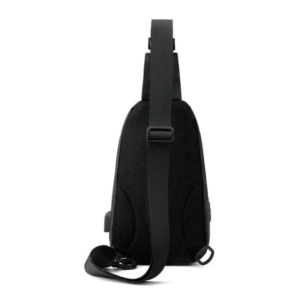 Bolso pechero negro con cargador USB lateral y correa ajustable.