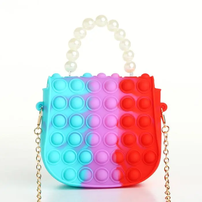 Bolso para niña estilo pop it con cadena dorada y asa de perlas.