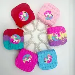 Bolso pop it para niña con diseño de unicornio, disponible en varios colores vibrantes.