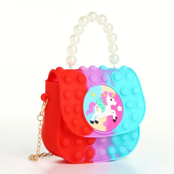 Bolso pop it para niña, rojo, morado y azul, con diseño de unicornio y cadena de perlas.