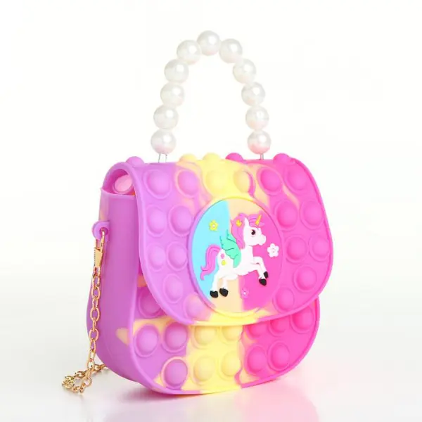 Bolso para niña con diseño pop it de unicornio y asas de perlas, color degradado rosa y amarillo.