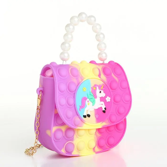 Bolso para niña con diseño pop it de unicornio y asas de perlas, color degradado rosa y amarillo.