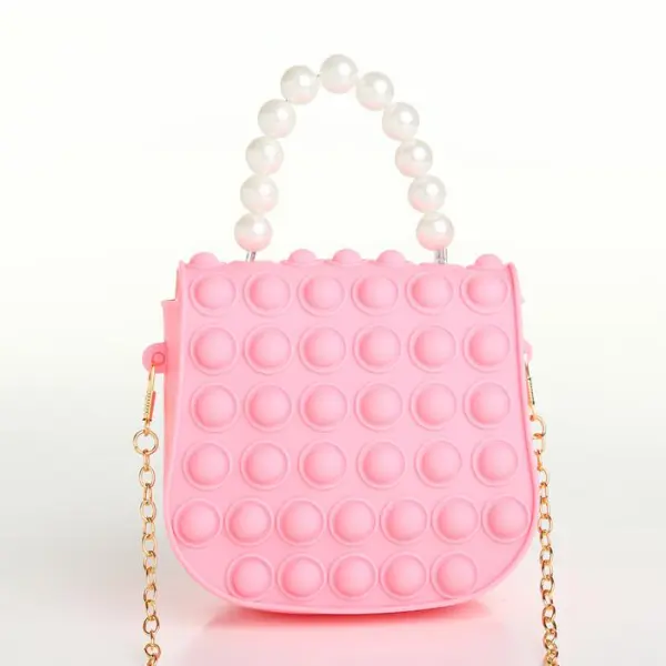 Bolso pop it rosa para niña con asa de perlas y cadena dorada, diseño divertido y moderno.