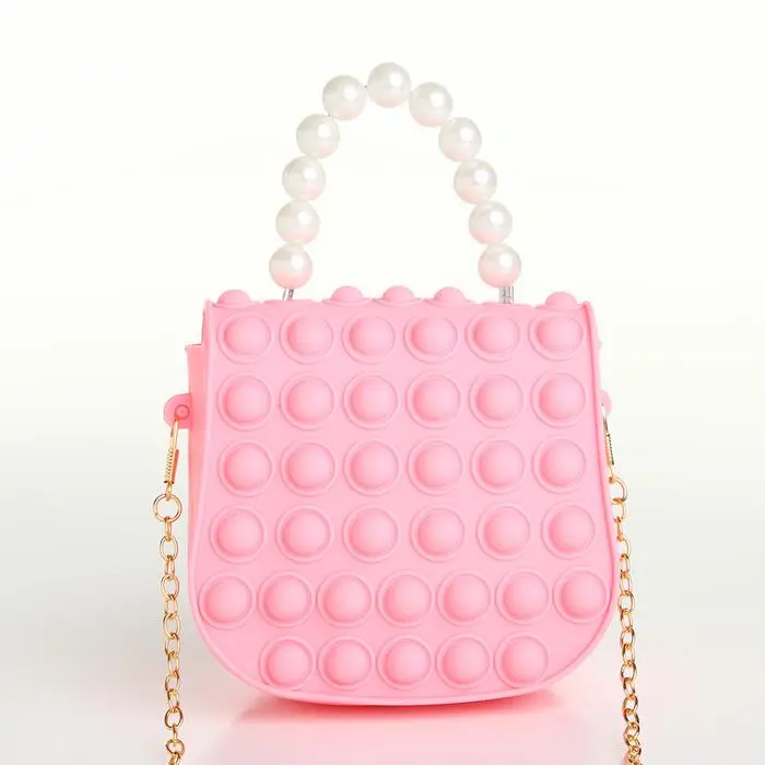 Bolso pop it rosa para niña con asa de perlas y cadena dorada, diseño divertido y moderno.