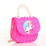 Bolso para niña color fucsia estilo Pop It con diseño de unicornio y asa de perlas.