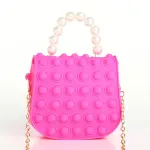Bolso para niña rosa estilo pop it con asa de perlas y cadena dorada.