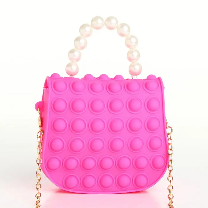 Bolso para niña rosa estilo pop it con asa de perlas y cadena dorada.