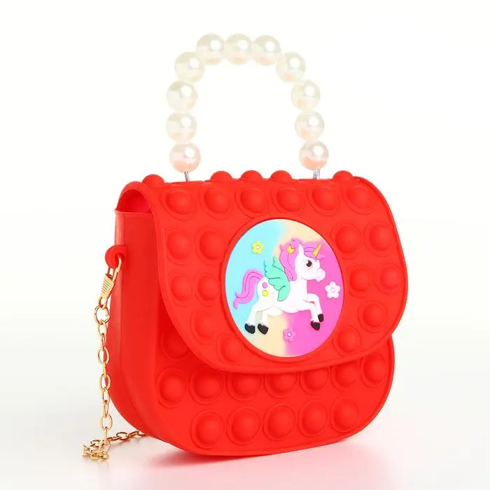 Bolso rojo para niña estilo Pop It con unicornio y cadena de perlas.