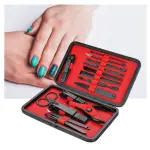 Kit profesional de manicura y pedicura 18 piezas, con herramientas negras en estuche rojo, junto a mano con uñas decoradas.