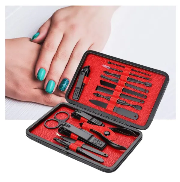 Kit profesional de manicura y pedicura 18 piezas, con herramientas negras en estuche rojo, junto a mano con uñas decoradas.