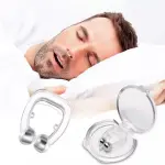 Combo Clip Nasal Sueño X2: Hombre durmiendo con clip nasal y estuche protector.