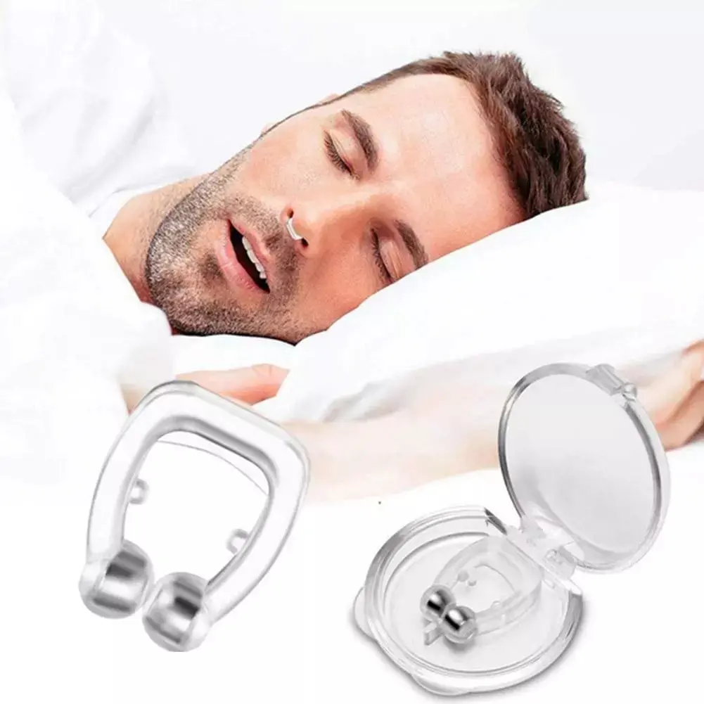 Combo Clip Nasal Sueño X2: Hombre durmiendo con clip nasal y estuche protector.